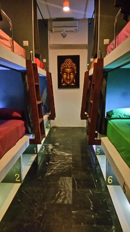 Hostel Six Degrees Jakarta Exterior foto