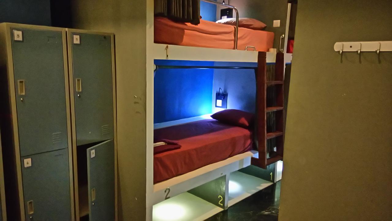 Hostel Six Degrees Jakarta Exterior foto