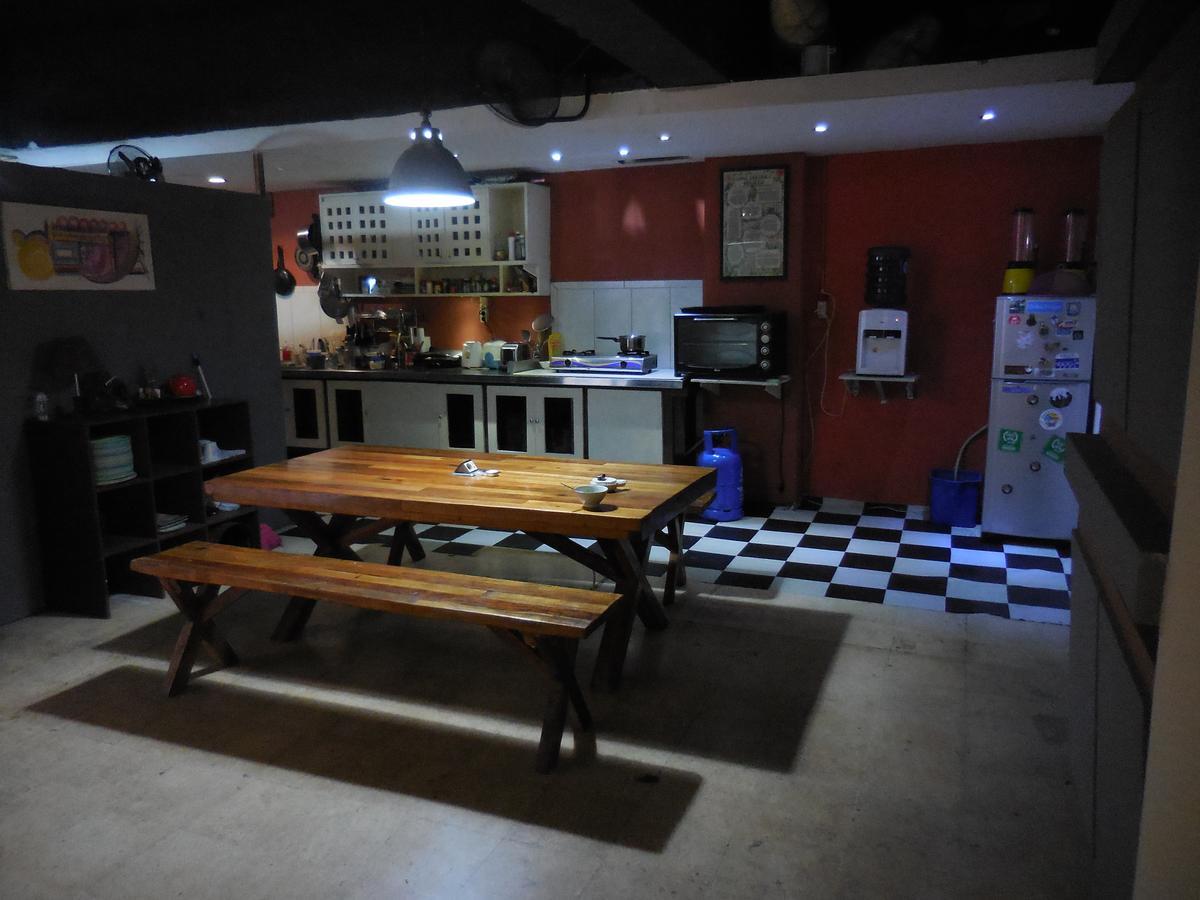 Hostel Six Degrees Jakarta Exterior foto