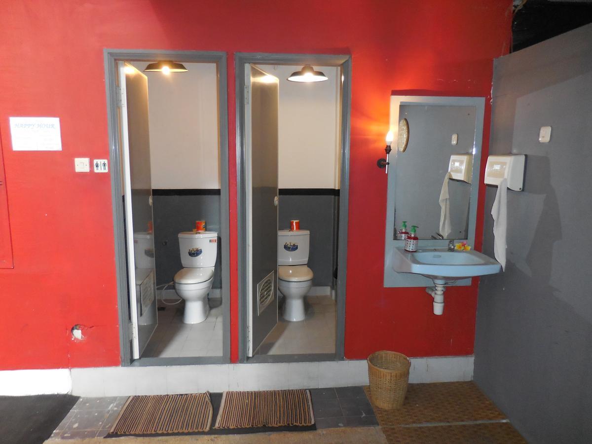 Hostel Six Degrees Jakarta Exterior foto