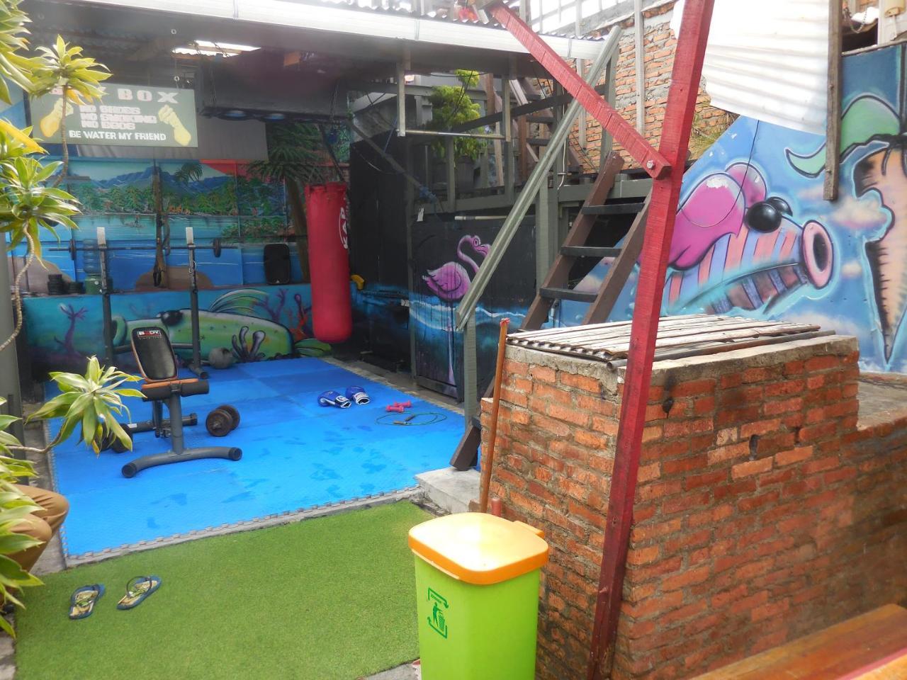 Hostel Six Degrees Jakarta Exterior foto